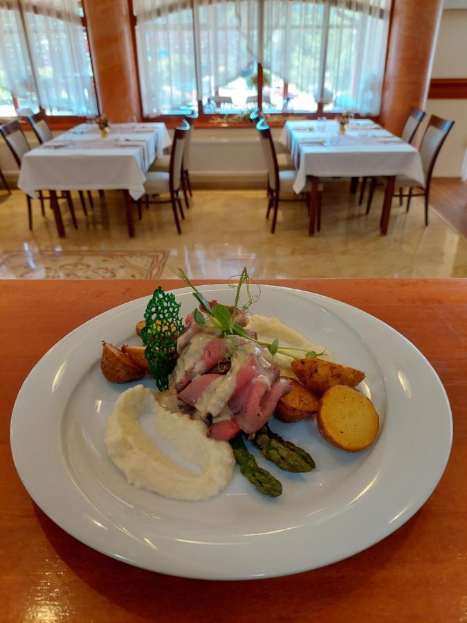 Hotel Alfa Giraltovce ภายนอก รูปภาพ