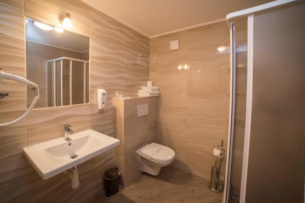 Hotel Alfa Giraltovce ภายนอก รูปภาพ
